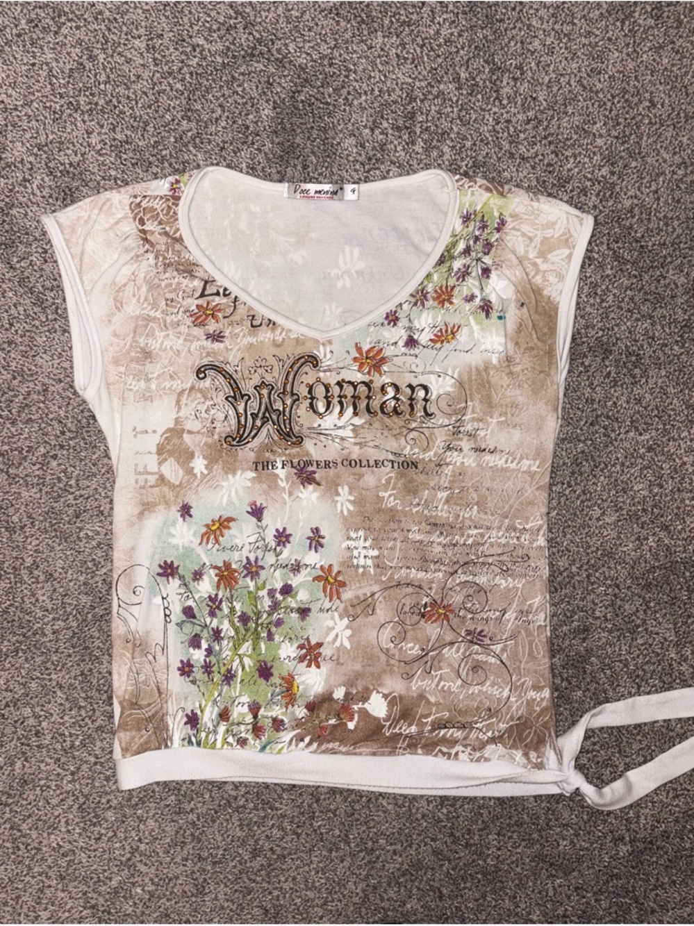 Woman Y2K Floral Graphic V-Neck Cap Sleeve Top in Beige